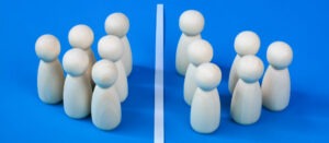 Zwei Gruppen von Spielsteinen stehen sich gegenüber, durch einen Strich auf dem Boden getrennt.