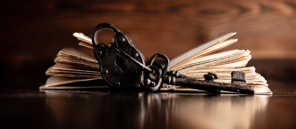 Altes Handbuch mit einem Schloss