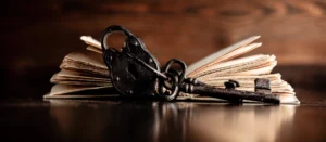 Altes Handbuch mit einem Schloss