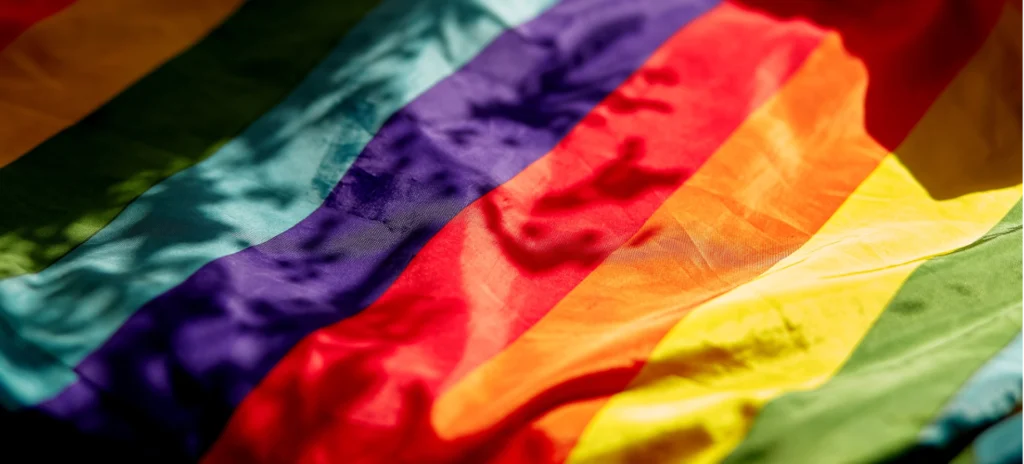 Regenbogenfahne mit Sonnenstrahlen