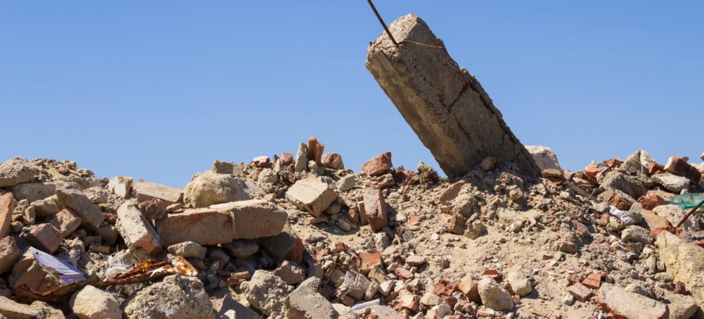 Trümmerhaufen unter blauem Himmel