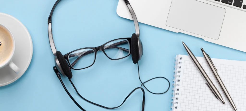 Büro-Schreibtisch mit Laptop und Zubehör