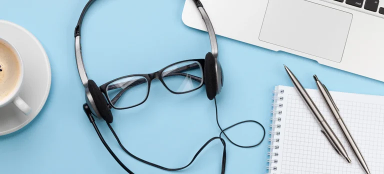 Büro-Schreibtisch mit Laptop und Zubehör