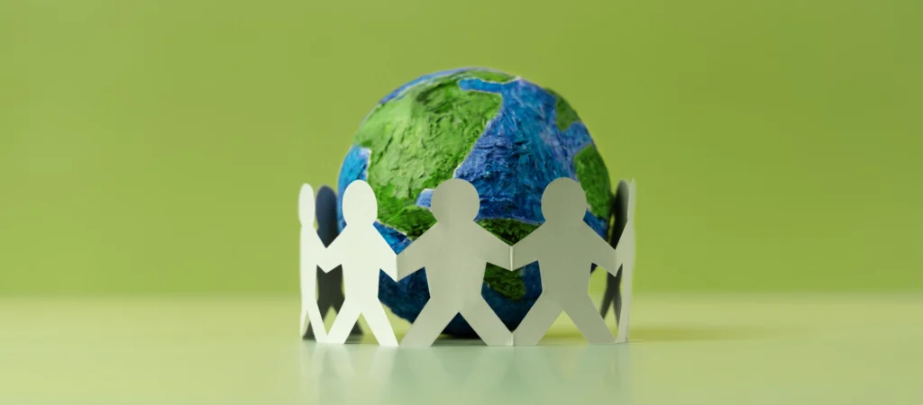 Papierfiguren umarmen die Erde