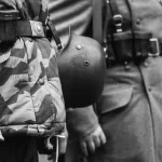 Historische Soldaten mit Uniformen und Ausrüstung in Reihe