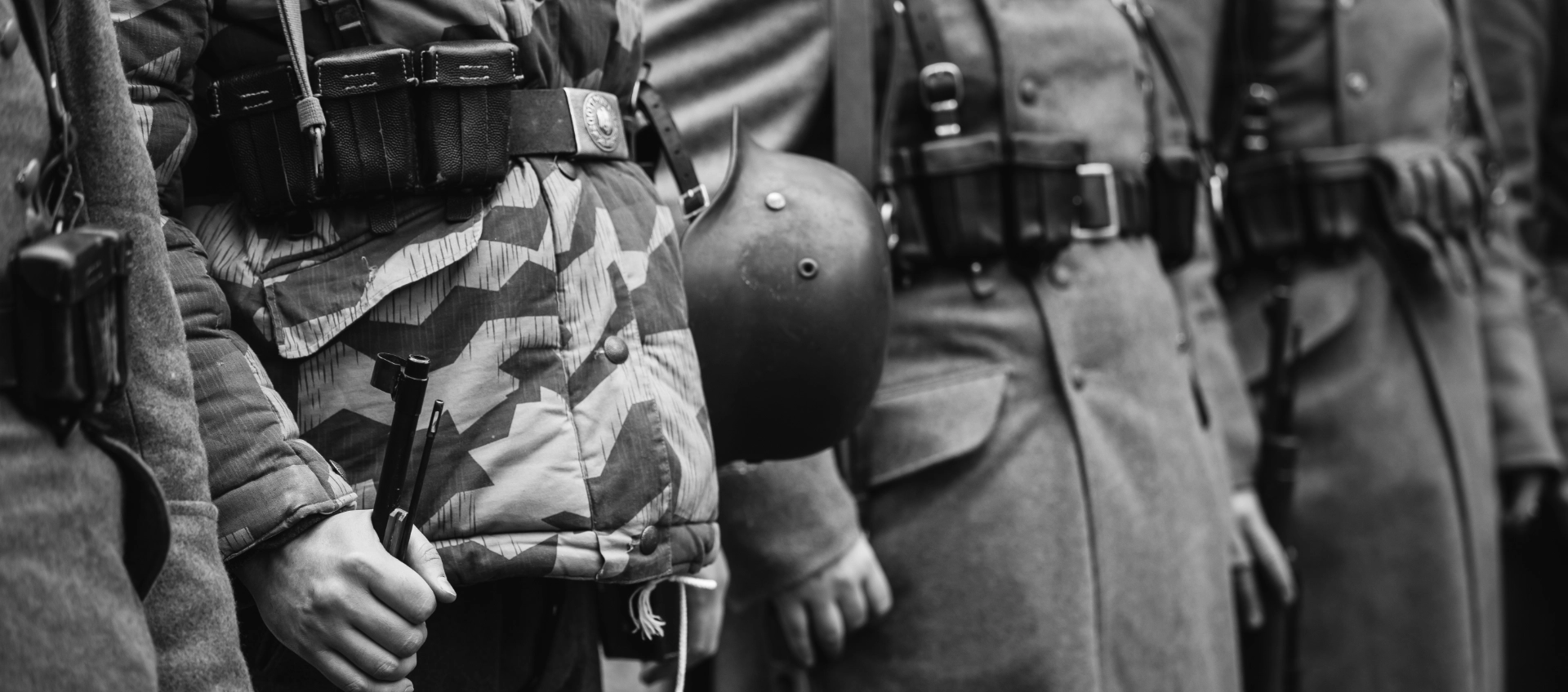 Historische Soldaten mit Uniformen und Ausrüstung in Reihe