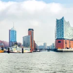 Hamburger Hafen mit Elbphilharmonie und Skyline