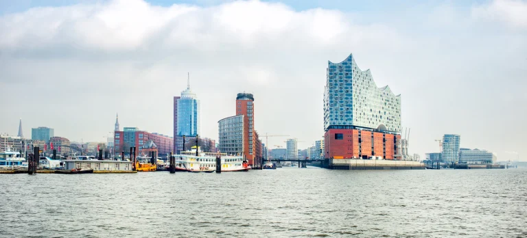 Hamburger Hafen mit Elbphilharmonie und Skyline